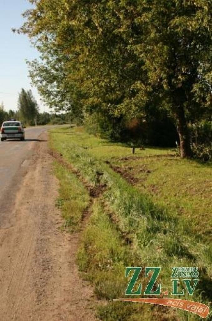 Policijas darbinieka vadītais transporta līdzeklis nezināmu iemeslu dēļ nokūleņojis no ceļa vietā, kur atļautais braukšanas ātrums ir 50 kilometri stundā.
Autors: Inga Karlinska.