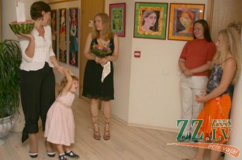 «Tēmas» direktore Daiga Latkovska pasniedz māksliniecei Mudītei Grīviņai dāvanu karti kā sākumu radošu ideju īstenošanai.
Autors: Krišjānis Grantiņš.
