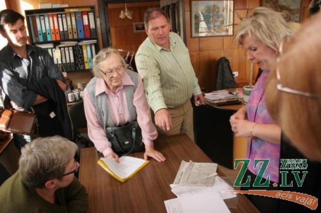 Īrnieku konflikts ar SIA «Jelgavas Nekustamā īpašuma pārvalde» par nepamatotajiem rēķiniem beidzies ar iedzīvotāju uzvaru. Tagad palicis vien izvērt NĪP vadītāja Jura Vidža piemērotību ieņemamajam amatam.
Autors: Agris Samcovs.