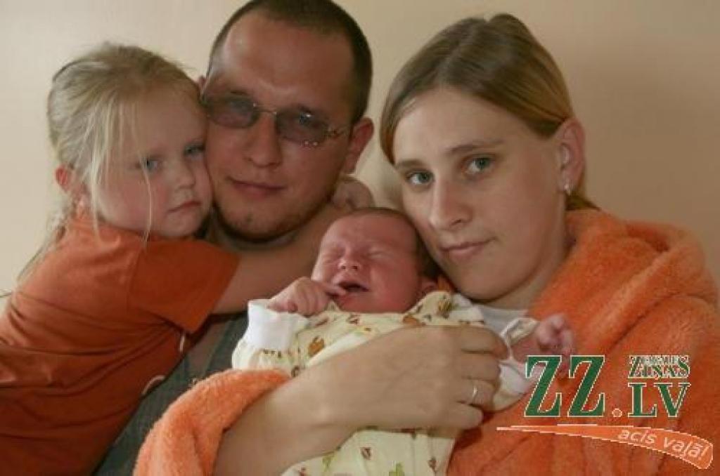 Ida un Māris Maksimovi ar četrgadīgo Sonoru un tikko dzimušo Sandžeju.
Autors: Agris Samcovs.