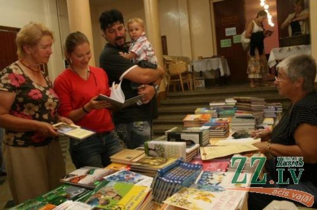 Grāmatu svētku pasākums Sesavas tautas namā pulcēja dažādu paaudžu apmeklētājus. Interesenti aplūkoja dažādu izdevniecību grāmatas, kuras varēja arī iegādāties.
Autors: Agris Samcovs.
