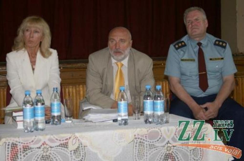 Diskusijas dalībniekiem - Zemgales tiesu apgabala prokuratūras virsprokurora pienākumu izpildītājai Silvijai Birģelei, iekšlietu ministram Ivaram Godmanim un JPRPP priekšniekam Haraldam Dauginovičam sanākušie uzdeva diezgan nepatīkamus jautājumus...
Autors: Inga Karlinska.