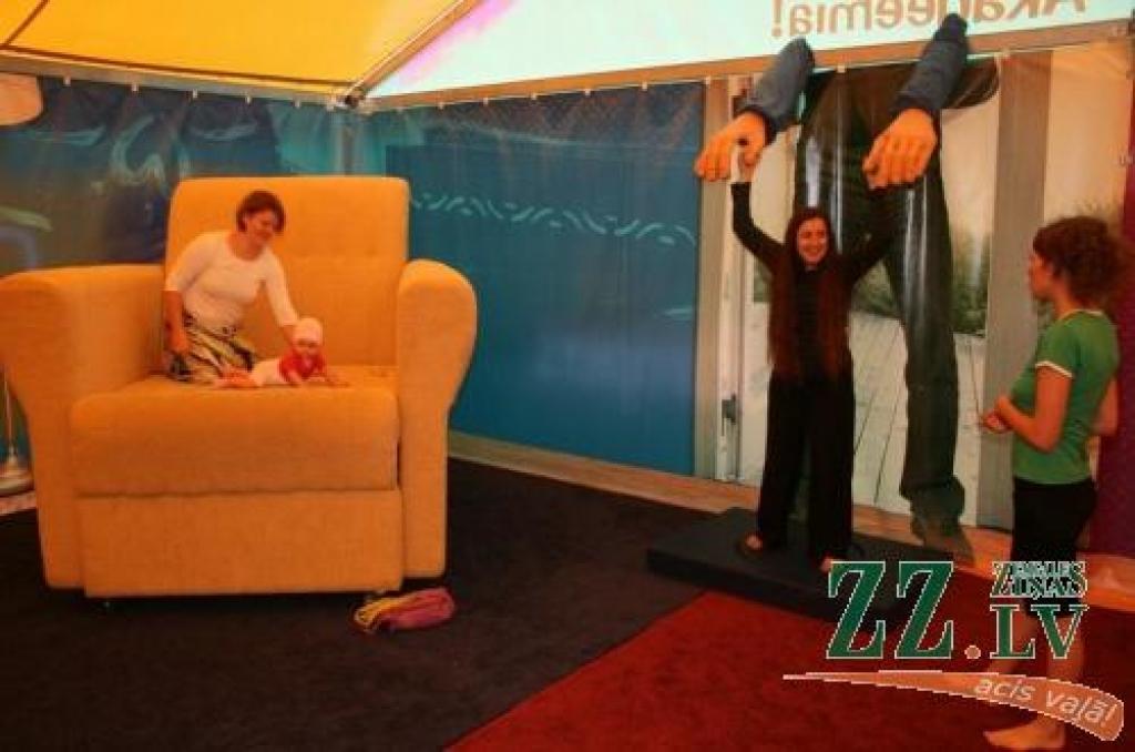 Gigantisks atpūtas krēsls, milzīgi cilvēki un priekšmeti  - šādu mazulis redz apkārtējo pasauli.
Autors: Agris Samcovs.