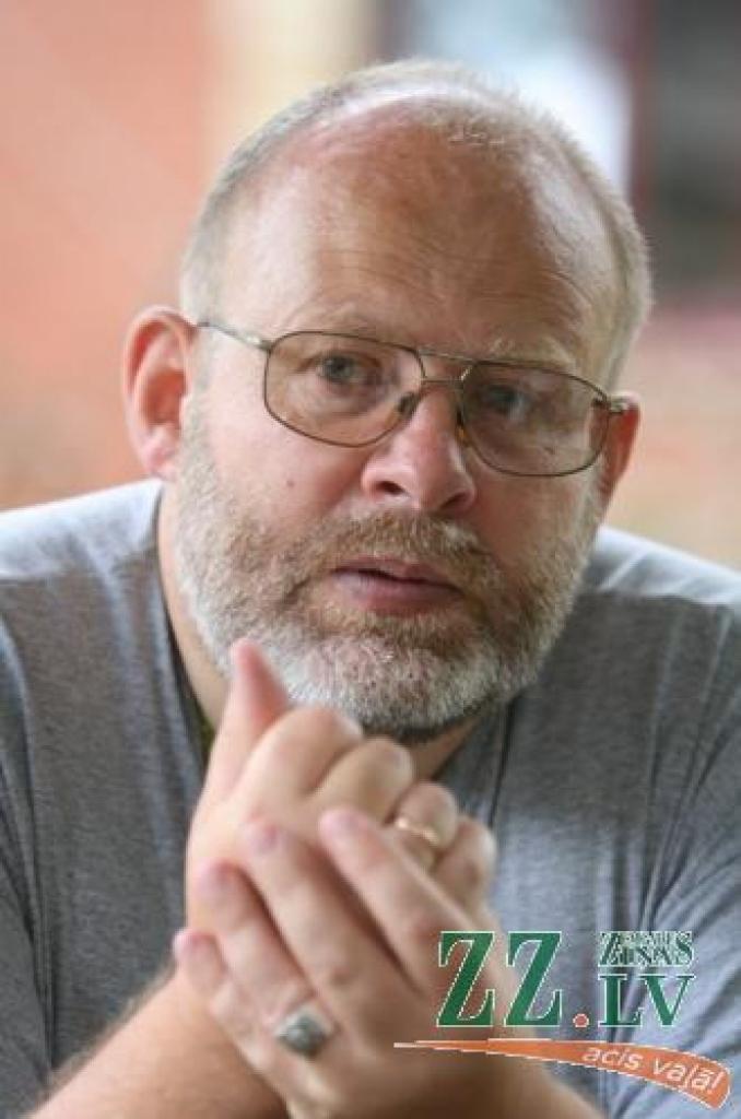«Man nepatīk, ka visu nosaka tikai īkšķu bīdīšana,» par pašreizējo politiku izsakās 5.Saeimas deputāts.
Autors: Agris Samcovs.