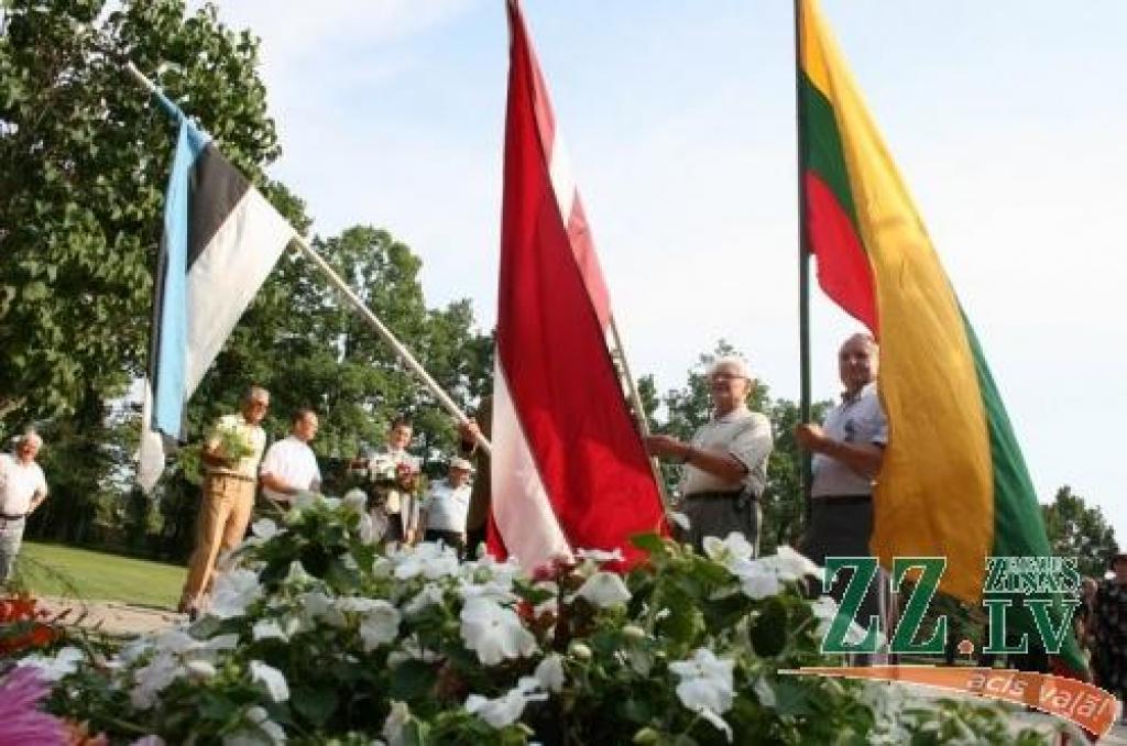 «Staburadze» joprojām uzticīga pašas ieviestajai tradīcijai - ik gadu šajā dienā pulcēt ļaudis Svētbirzē.
Autors: Agris Samcovs.