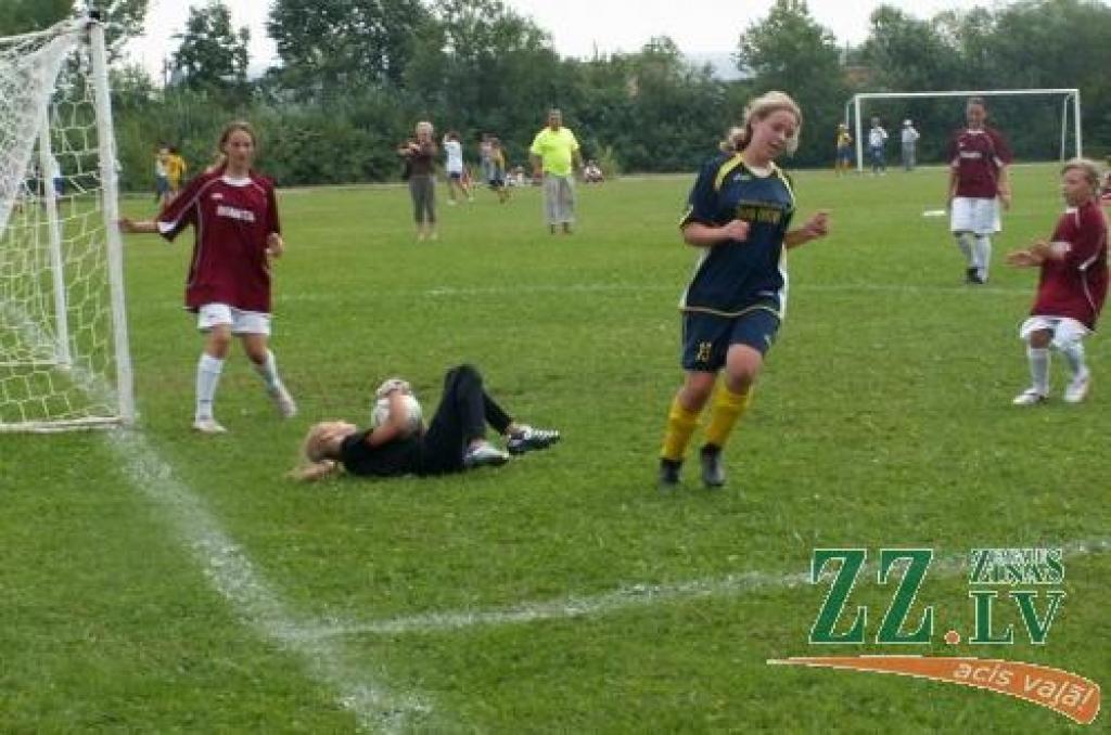Centra aizsardzei Kristīnei Čebukinai šoreiz neizdevās pārspēt pretinieku komandas vārtsardzi.
Autors: No SK «Kalnciems-Līderis» arhīva.