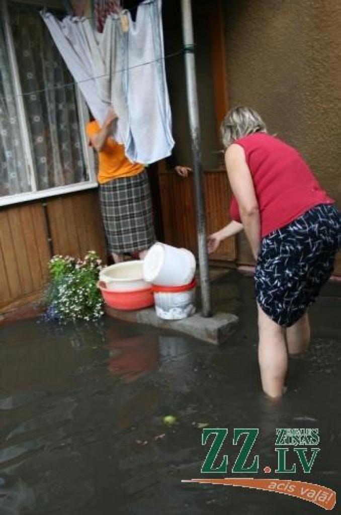 Vēl tikai daži centimetri, un plūdi būs ne tikai ap māju, bet arī istabā...
Autors: Inga Karlinska.