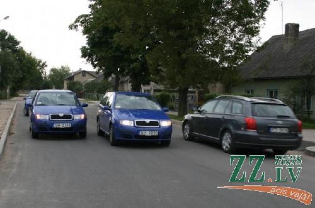 Vieglās automašīnas Meiju ceļa un Satiksmes ielas renovētajā krustojumā pa joslām izbraukt var bez problēmām, taču lielgabarīta transportam, sevišķi pilsētas autobusiem, šobrīd pārvietošanās var sagādāt nopietnas problēmas.
Autors: Inga Karlinska.