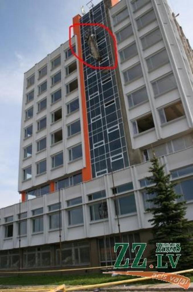 Darba inspekcija pacēlāja pēc negadījuma platformu neļāva novākt. Ceturtdien tiks veikta iekārtas ekspertīze.
Autors: Inga Karlinska.