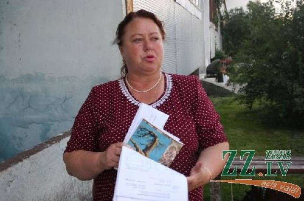 Satiksmes ielas 53. mājas vecākā Zigrīda Vedeika jau ilgāk nekā gadu ir nesaprašanā, kur pazūd ūdens. Kopējais ēkas skaitītājs ik mēnesi rāda par 30 – 100 kubikmetriem lielāku skaitli nekā visu mitekļu aparātu kopsumma.
Autors: Agris Samcovs.