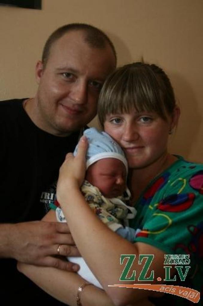 Rita un Vladimirs Ņikiforovi ar jaundzimušo dēlu Daniēlu.
Autors: Agris Samcovs.