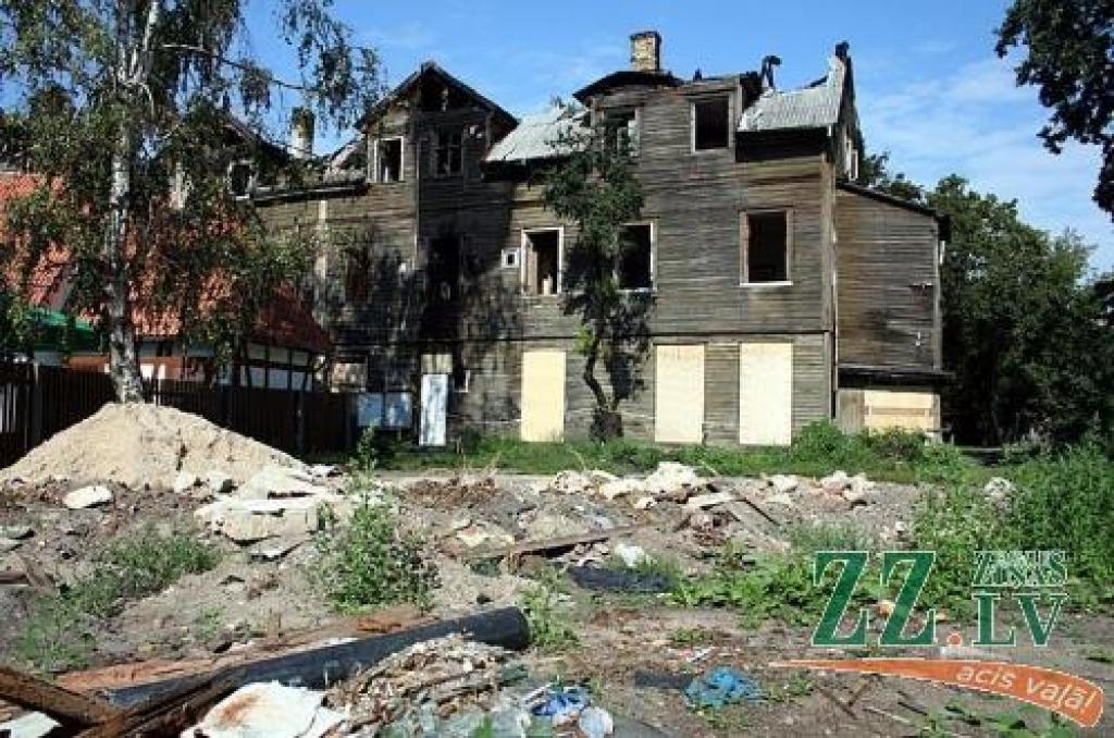 Ugunsgrēkā izdega lielākā daļa ēkas Vecpilsētas ielā 13 un bojā gāja divi cilvēki. Ielā, kur vēl saglabājusies pilsētas vēsturiskā koka apbūve, tagad viens nams tiks nojaukts, bet ziņu par atbrīvotā zemes gabala tālāku izmantošanu pagaidām nav.
Autors: Agris Samcovs.