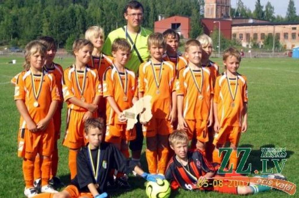 MITTNORDEN CUP turnīra uzvarētāji Zviedrijas pilsētā Timrā – FK «Viola» U - 11 komanda. Apakšējā rindā no labās vārtsargi  Kristofers Krasovskis un Gints Barons. Vidējā rindā no labās - Reinis Ašmanis, Reinis Vīvuliņš, Andžs Bartkevičs, Elvis Lintiņš, Krišs Upenieks, Rendijs Levics. Augšējā rindā no labās - Artūrs Kvante, Ēriks Beļakins, treneris Dainis Kazakēvičs, Oskars Granskis, Rihards Vinters.
Autors: No FK «Viola» arhīva.