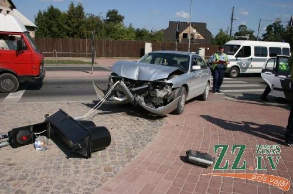 No autovadītāju neuzmanības cieš ne vien gājēji, bet arī luksofori.
Autors: Inga Karlinska.