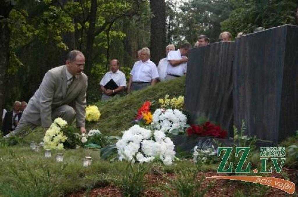Ziedus pie leģendārās skatuves dīvas kapa pieminekļa noliek bijušais Jelgavas vicemērs, tagadējais ekonomikas ministrs Jurijs Strods.
Autors: Agris Samcovs.