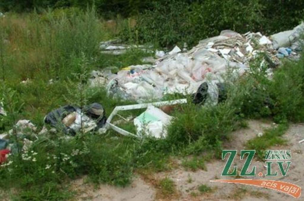 Lai atkritumus izmestu tam paredzētajās vietās, daudz prāta nevajag, tomēr mēslu izsviešana ceļmalā kļuvusi par noturīgu ieradumu.
Autors: No www.cukmens.lv.