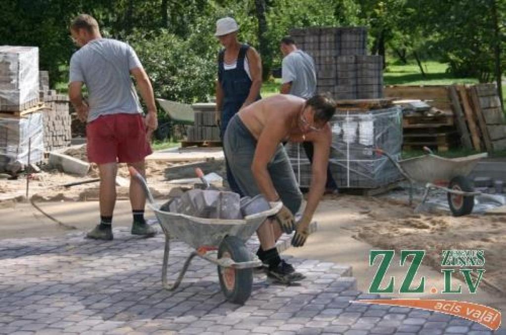 Šobrīd galvenie darbi notiek skolas iekšpagalmā, kur strādnieki bruģē laukumu.
Autors: Inga Karlinska.