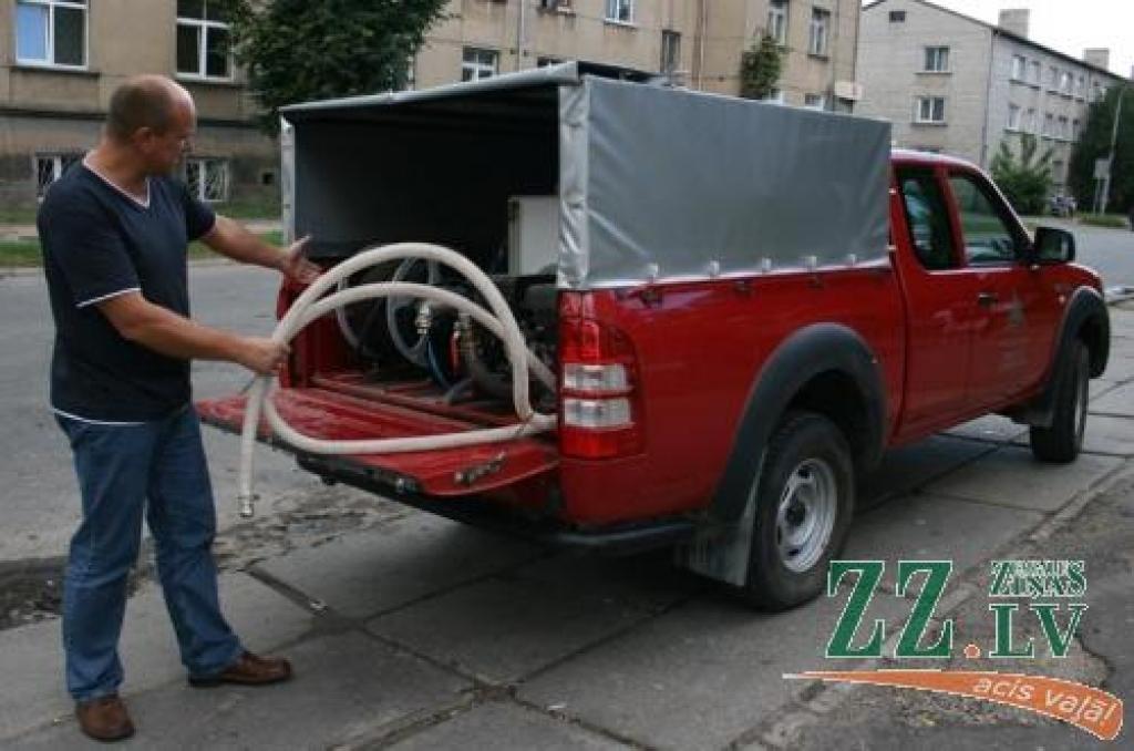 Svirlaukas mežniecības mežzinis Imants Folkmanis jauno ugunsdzēšanas tehniku līdz šim ir izmantojis tikai vienu reizi, maijā dzēšot ugunsgrēku Līvbērzes pagastā.
Autors: Inga Karlinska.