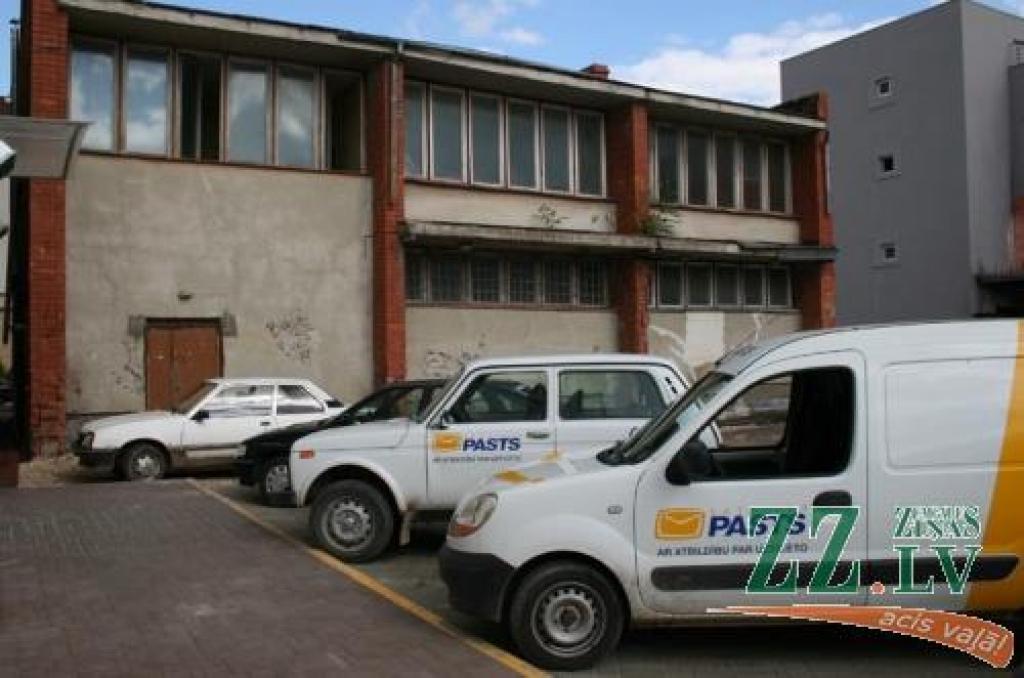 Veco «Preses apvienības» ēku drīzumā nolīdzinās līdz ar zemi, bet tās vietā ierīkos stāvvietu.
Autors: Inga Karlinska.