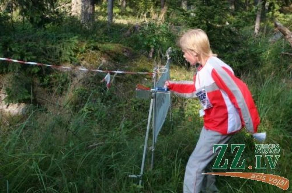 «Vasaras aļņa» otrās kārtas sacensībās Valgundes puses mežā finišē Tomass Andersons. 
Autors: Agris Samcovs.