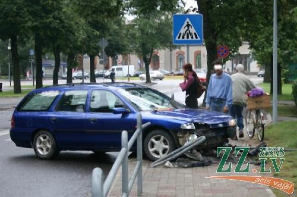 Ticamākais, ka automašīna uz slapjā asfalta saslīdēja un nobrauca no ceļa.
Autors: Inga Karlinska.