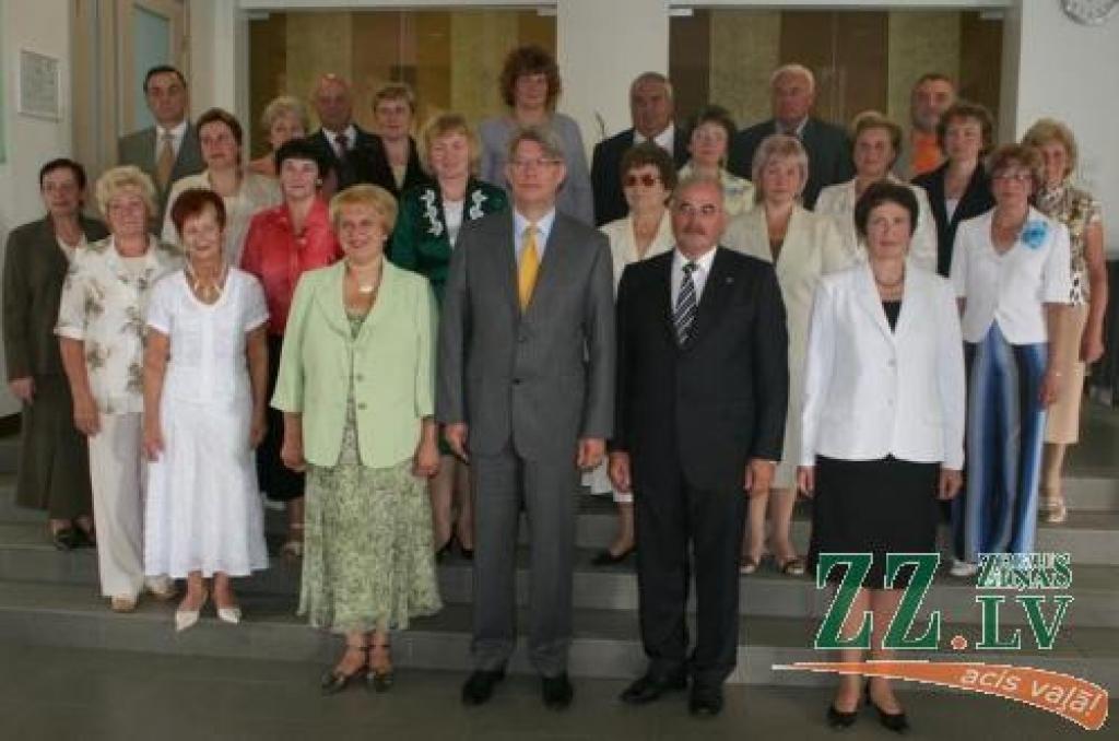 IZM Atzinības rakstus ieguvušie pedagogi kopā ar izglītības un zinātnes ministri Baibu Rivžu, Valsts prezidentu Valdi Zatleru, Jelgavas mēru Andri Rāviņu un Jelgavas pilsētas Izglītības pārvaldes vadītāja Gunta Auza.
Autors: Agris Samcovs.