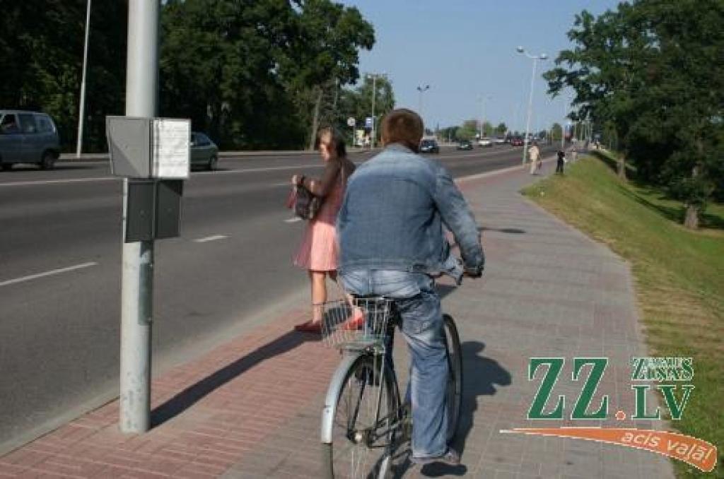 Vēlos aicināt gājējus cienīt riteņbraucējus un dot ceļu viņiem! Tā - kāda «Ziņu» lasītāja.
Autors: Agris Samcovs.