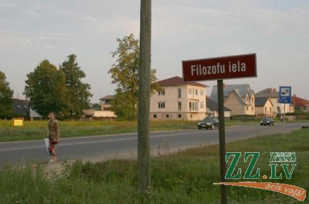 Šajā krustojumā tik ierastās zīmes ar ātruma ierobežojumu 70 kilometri stundā vairs nav. Kā senā dziesmā dziesmā teikts - lēnāk pār tiltu, lai arī tāda šeit nav...
Autors: Inga Karlinska.