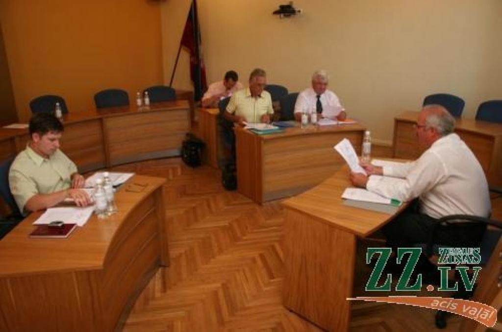 «Nevaru teikt, ka NĪP darījis ārprāta darbus,» secina  A.Rāviņš.
Autors: Agris Samcovs.