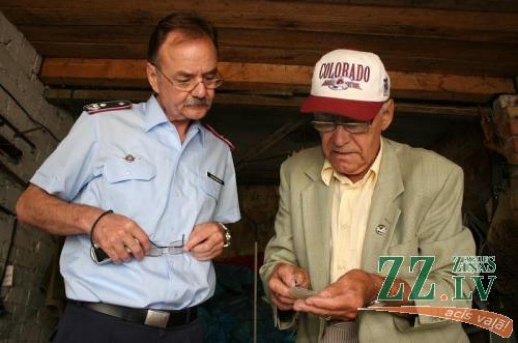 Vācijas militārais atašejs Mihaels Ebersbahs (no kreisās) atzinīgi vērtē Latvijas Brāļu kapu komitejas Jelgavas nodaļas vadītāja Alda Egila Hartmaņa darbu kopā ar jauniešiem karā kritušo karavīru apbedījumu apzināšanā.
Autors: Agris Samcovs.