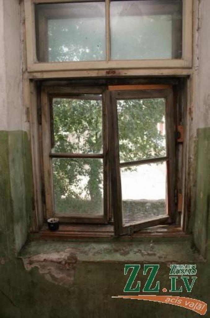 Mājas, kuras apsaimniekošanā, pēc NĪP apgalvotā, kopš 1998.gada 16.jūnija izlietoti 8357,82 lati, logu stāvoklis par būtiskiem ieguldījumiem neliecina.
Autors: Krišjānis Grantiņš.
