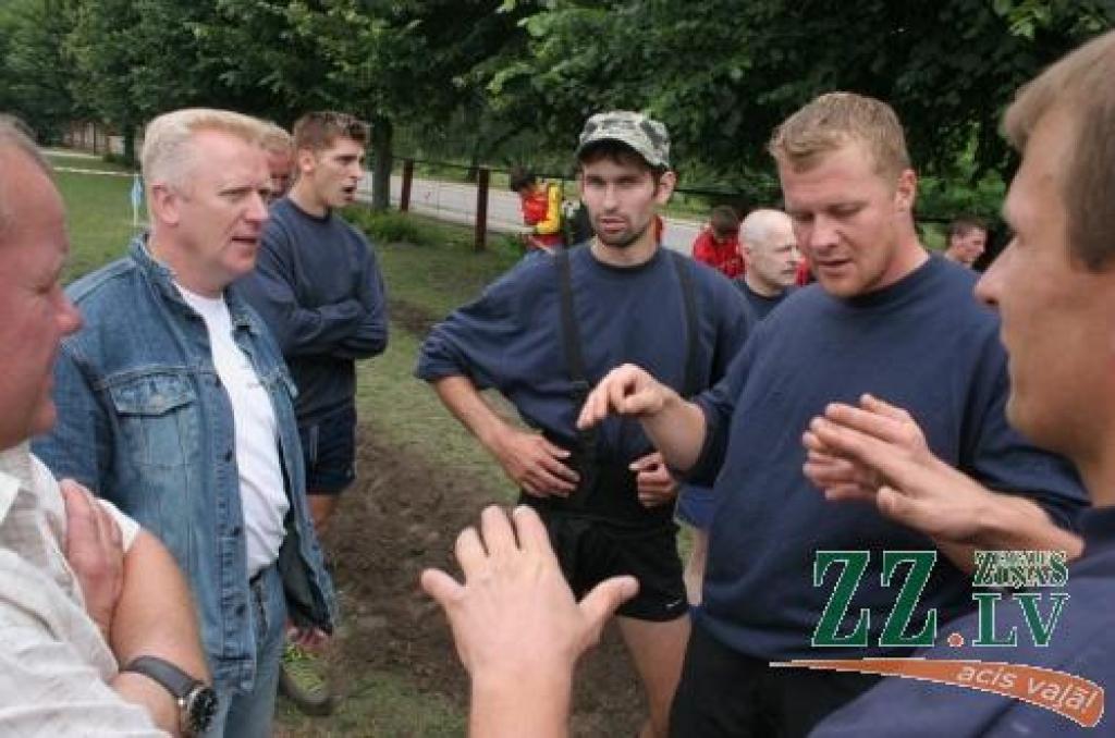 E.Ludzītis un viņa trenētie «Ozoli» apspriež cīņas taktiku.