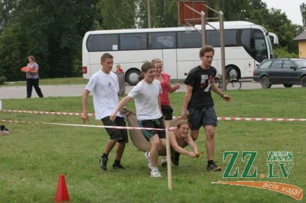 Vācu viesi vienā no sacensību disciplīnām - komandas biedra nešanā uz segas. Nestajam tiek uzticēts uzdevums - noteiktā vietā nolikt koka figūru.
Autors: Krišjānis Grantiņš.