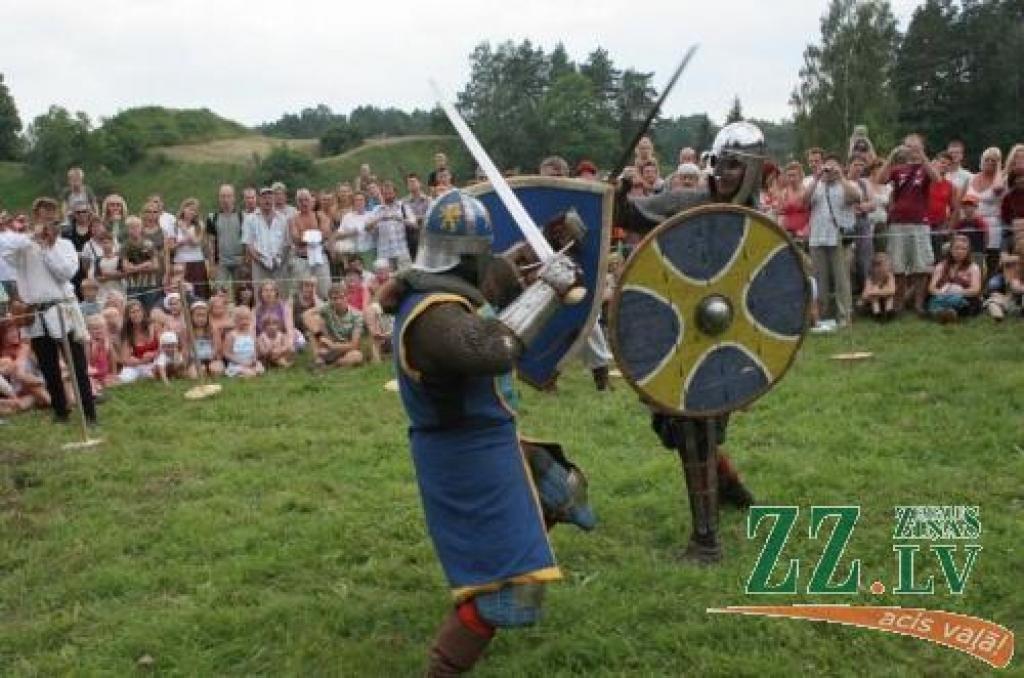 Saturieties! Cīņā dodas bruņinieki, kas prot zobenus vicināt!
Autors: Krišjānis Grantiņš.