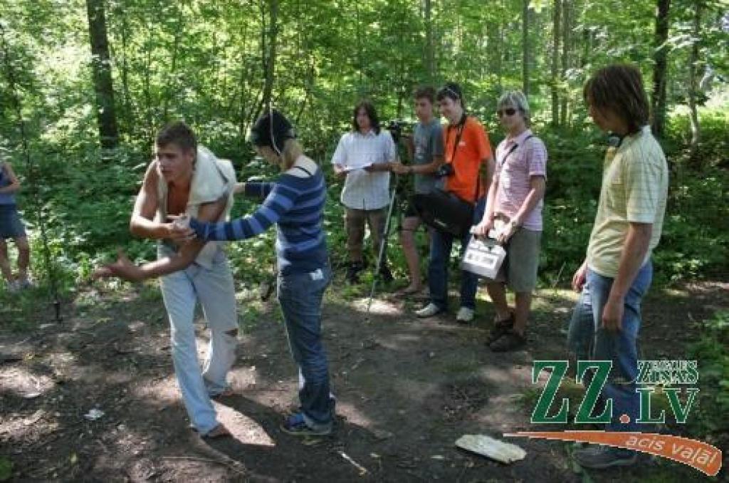 Ozolnieku mežā notiek gatavošanās «Meža gūstā» pēdējās ainas uzņemšanai.
Autors: Krišjānis Grantiņš.
