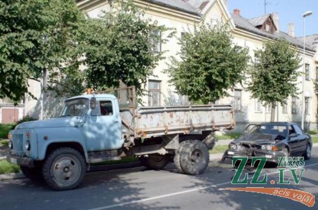 Kravas automašīnas vadītājs, palaižot gājēju, nevarēja iedomāties, ka kāds to nepamanīs. Rezultātā - «Mitsubishi Sigma» ietriecās GAZ un kārtīgi sabojāja priekšējo daļu.
Autors: Inga Karlinska.