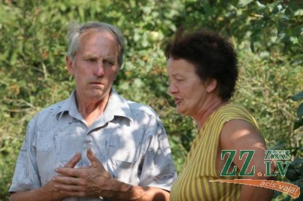 Sidrabenes pagasta Padomes priekšsēdis Jānis Vīgants māju «Mazvilklauži» saimniecei Rasmai Zariņai skaidro, ka vietvarai ierobežotas iespējas salabot visus kritiskā situācijā esošos nomaļu ceļus. Tomēr risinājums tiks meklēts, lai atjaunotu vismaz daļu brauktuves.
Autors: Krišjānis Grantiņš.