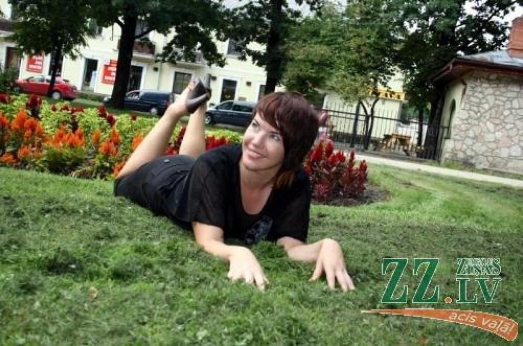 Ceļa jūtīs.... jau šomēnes tērpu māksliniece Baiba Ladiga dosies ceļā uz Ķīnu, kur piedalīsies starptautiskā modes dizaina konkursa «Dalianas kauss» finālā.
Autors: Inga Karlinska.