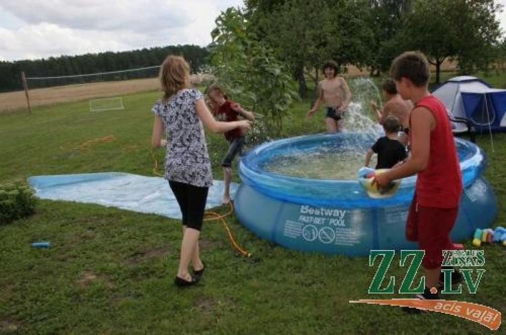 Kā jau vasarā pieklājas - atpūta ar visiem ūdenspriekiem....
Autors: Krišjānis Grantiņš.