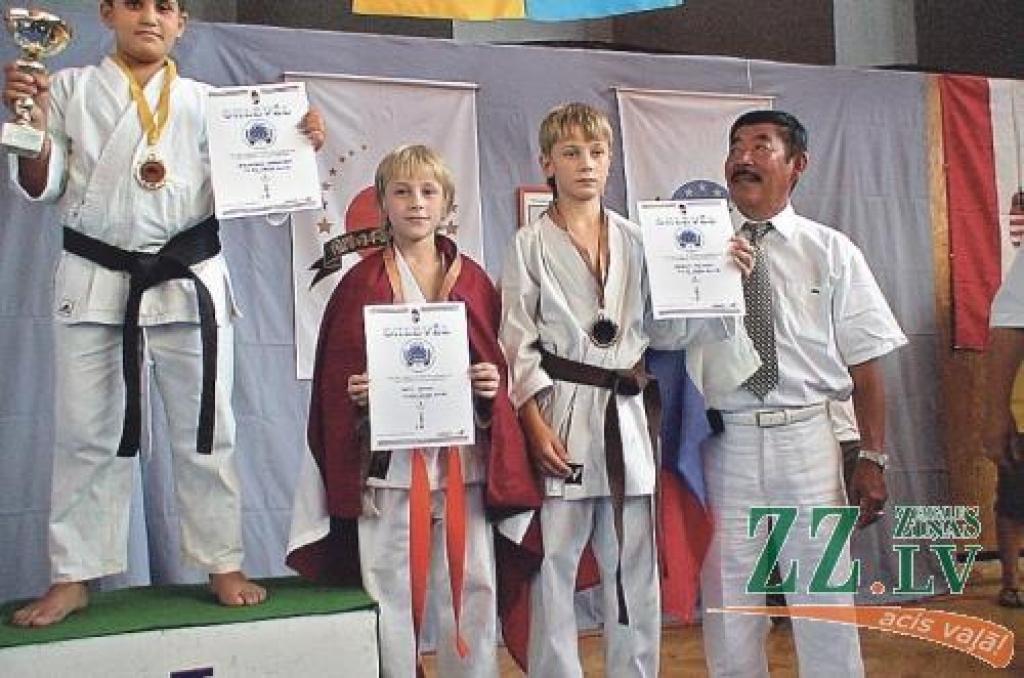 Bronzas godalgu kata disciplīnā Eiropas IJKA čempionātā izcīnīja deviņgadīgais jelgavnieks Gatis Kupčs (otrais no kreisās).
Autors: No kluba «Shinri» arhīva.