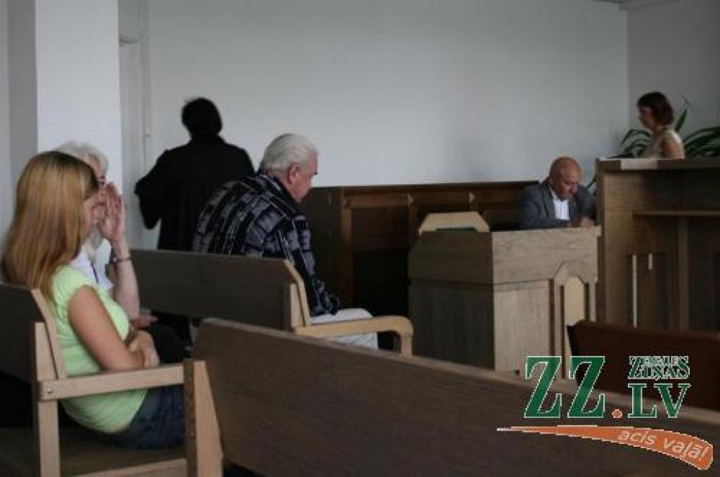 Pretēji pirmstiesas izmeklēšanas gaitā atklātajiem faktiem, apsūdzētais autobusa šoferis uzskata, ka mašīnas stāvējušas uz apmales, nevis pie gājēju pārejas.
Autors: Inga Karlinska.