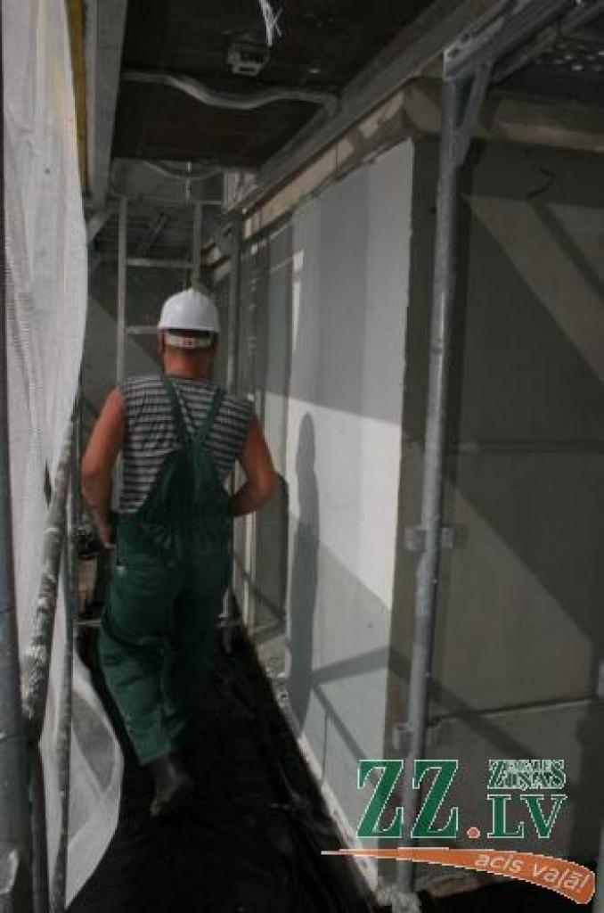 Kādā krāsā būs Domes ēkas fasāde? Pēc kontrolkrāsojuma konkrētu atbildi sniegt pagrūti.
Autors: Krišjānis Grantiņš.