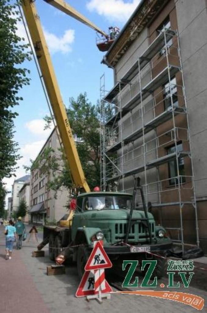 Paredzēts, ka līdz oktobra sākumam remontdarbi pilsētas mērijā būs pabeigti.
Autors: Krišjānis Grantiņš.