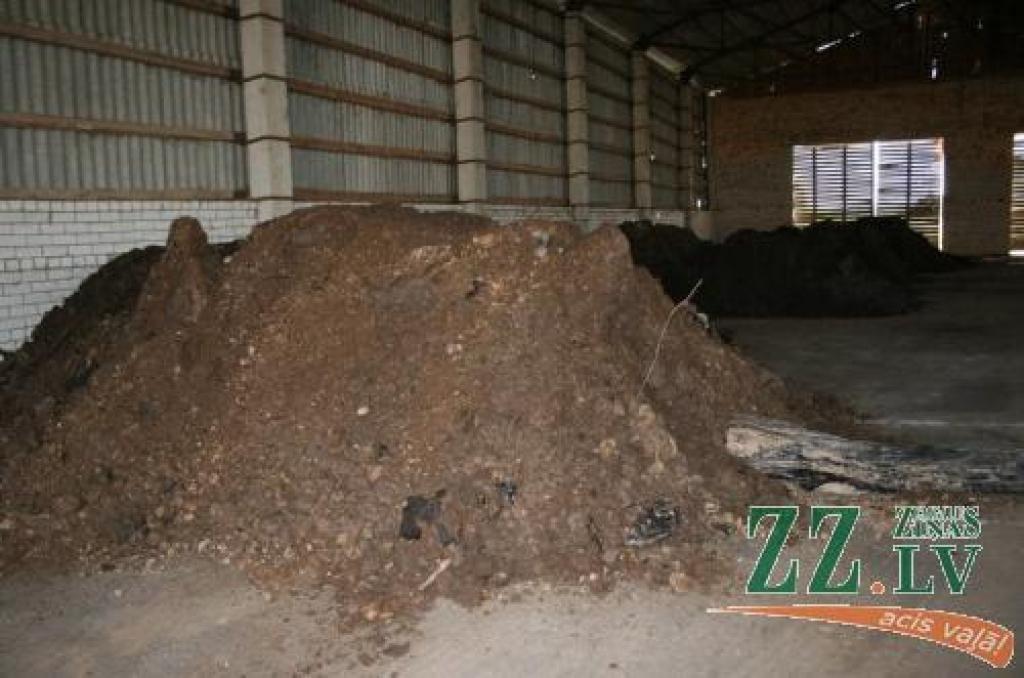 Nesaņemot atļauju par piesārņotās grunts glabāšanu, kādreizējā šķūnī ievestas septiņas kravas ar piesārņoto grunti, no kuras izplatās dīzeļdegvielas smārds.
Autors: Inga Karlinska.
