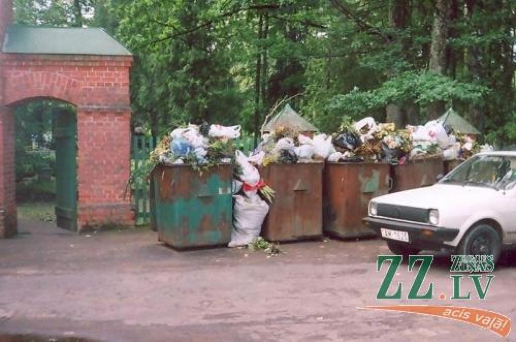 Vai Jelgavā tā ir tradīcija pat uz svētkiem neizvest atkritumus? Šādu jautājumu uzdod pilsētas viesi.
Autors: No lasītājas arhīva.