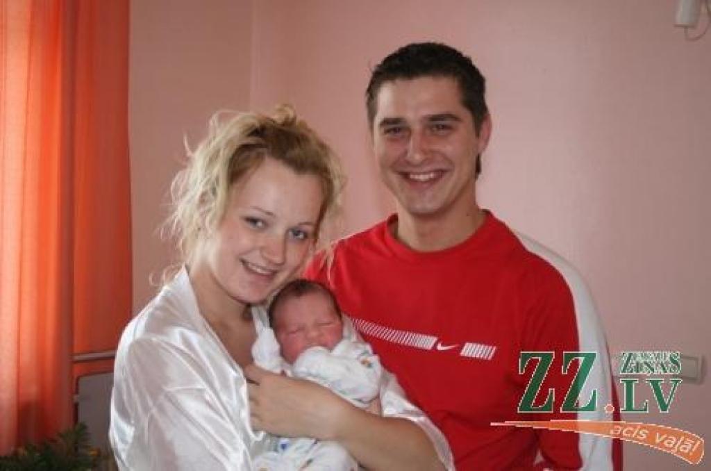 Viktorija un Kaspars Grīvas ar jaundzimušo dēliņu.
Autors: Lāsma Antoneviča.