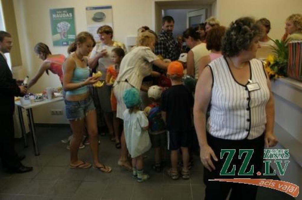 Pasta nodaļas atklāšana izvērtās par svētkiem visiem apmeklētājiem. Viņu vidū bija arī tie, kas par pasta klientiem varētu kļūt tikai pēc vairākiem gadiem.
Autors: Krišjānis Grantiņš.