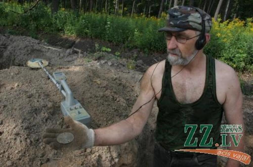 Latvijas Kara vēstures kluba dalībnieks Jānis Bērziņš ar metāla detektoru vecajās kauju vietās atklājis daudzu karavīru apbedījumus.
Autors: Krišjānis Grantiņš.