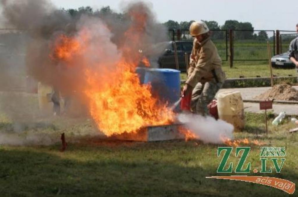 Viena no ugunsdzēsēju stafetes disciplīnām - degošās pannas dzēšana.
Autors: Krišjānis Grantiņš.