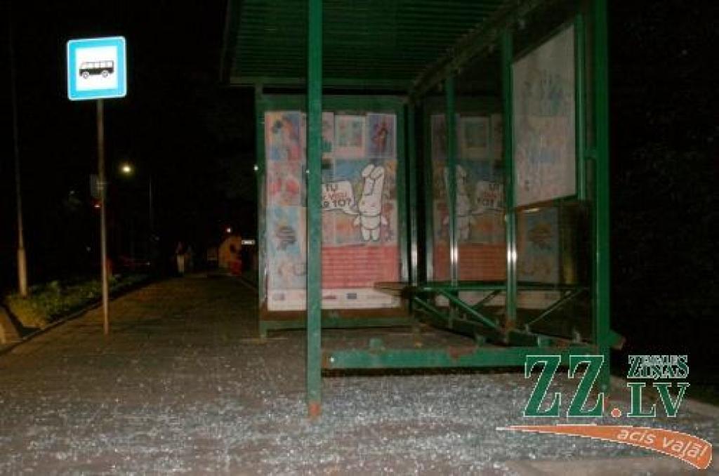 Par sevi atkal atgādinājuši nezināmi «varoņi» - samērā jaunajai pieturvietai jau nepieciešams remonts.
Autors: Inga Karlinska.